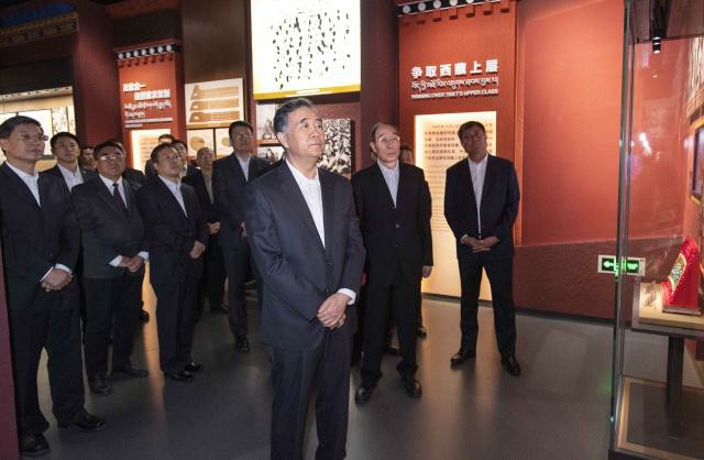 03 2019年5月5日中央政治局常委、全國政協主席汪洋來到西藏文化博物館，參觀“廢奴豐碑——西藏民主改革60周年特展”.jpg