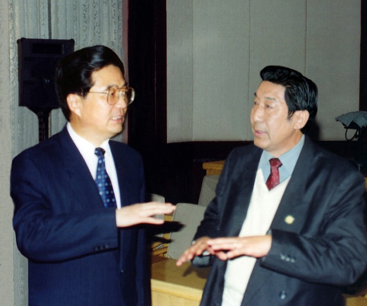 02 2000年10月26日中央政治局常委、國家副主席胡錦濤與拉巴平措總干事交談~1.jpg